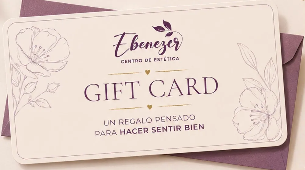 Gift card de Ebenezer Centro de Estética sobre un sobre violeta: un regalo pensado para hacer sentir bien